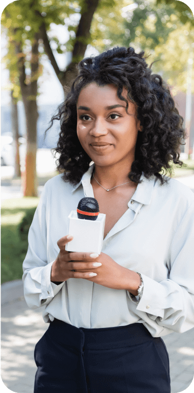 Repórter com microfone nas mãos aguardando a hora de entrar no ar